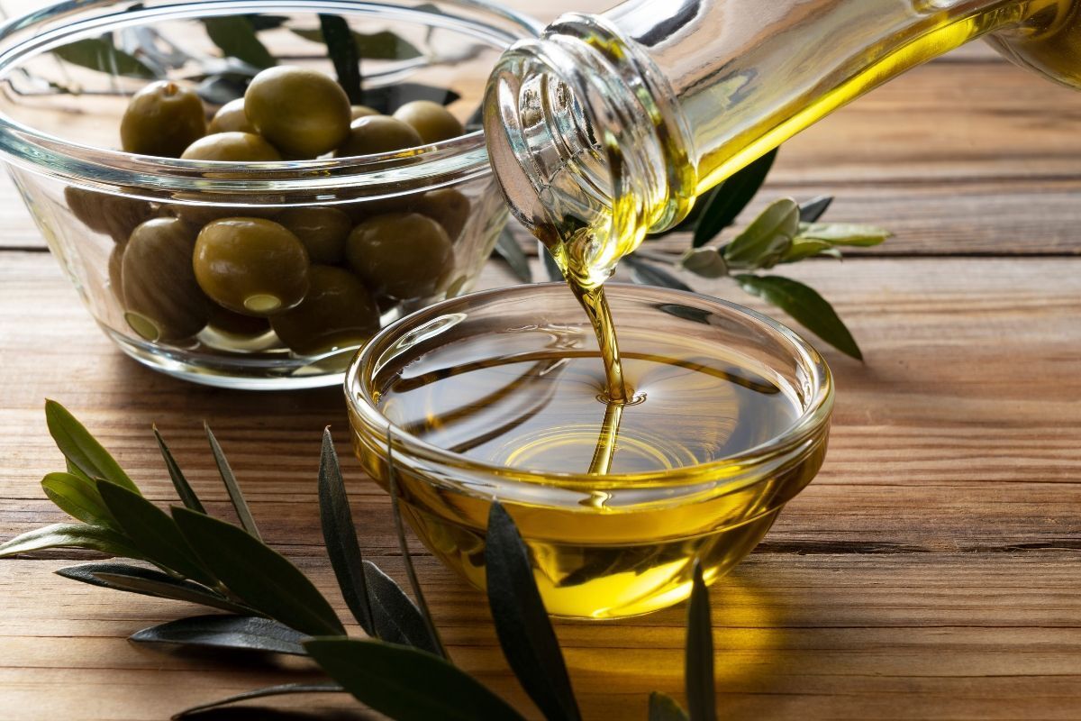 cách làm mềm tóc rễ tre dầu olive và dầu dừa