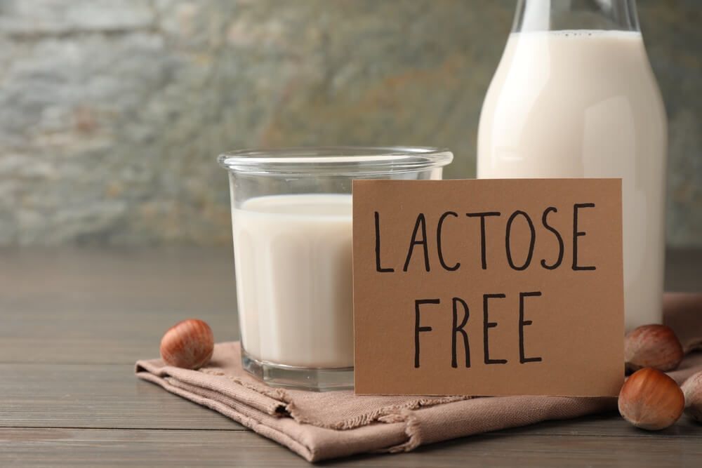 tay chân bị lột da là thiếu chất gì dị ứng thực phẩm bình sữa và ly sữa với bảng lactose free