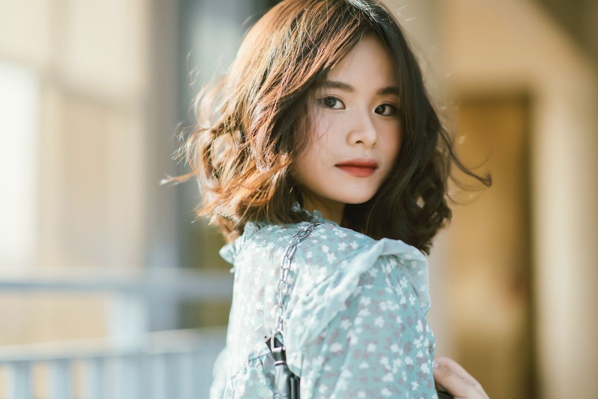 8 kiểu tóc ngắn dễ thương đúng chuẩn kawaii nhật bản cô gái đang quay lại nhìn