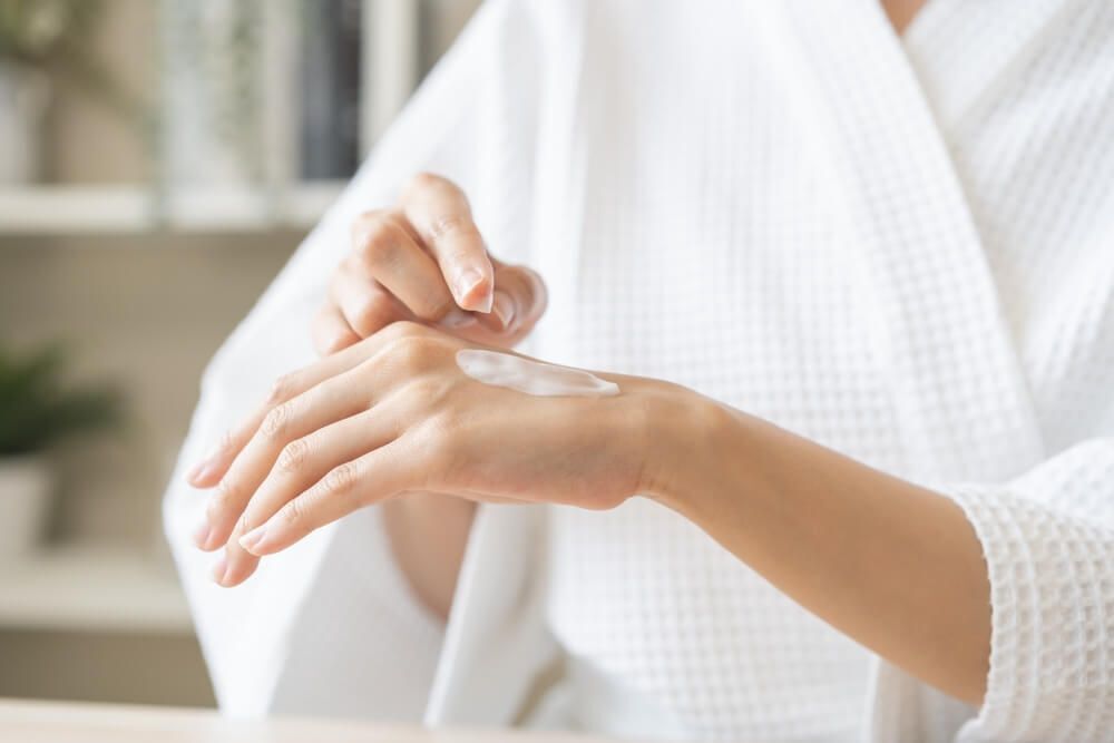 tay chân bị lột da là thiếu chất gì cách phục hồi da tay chân bị bong tróc hiệu quả dưỡng ẩm