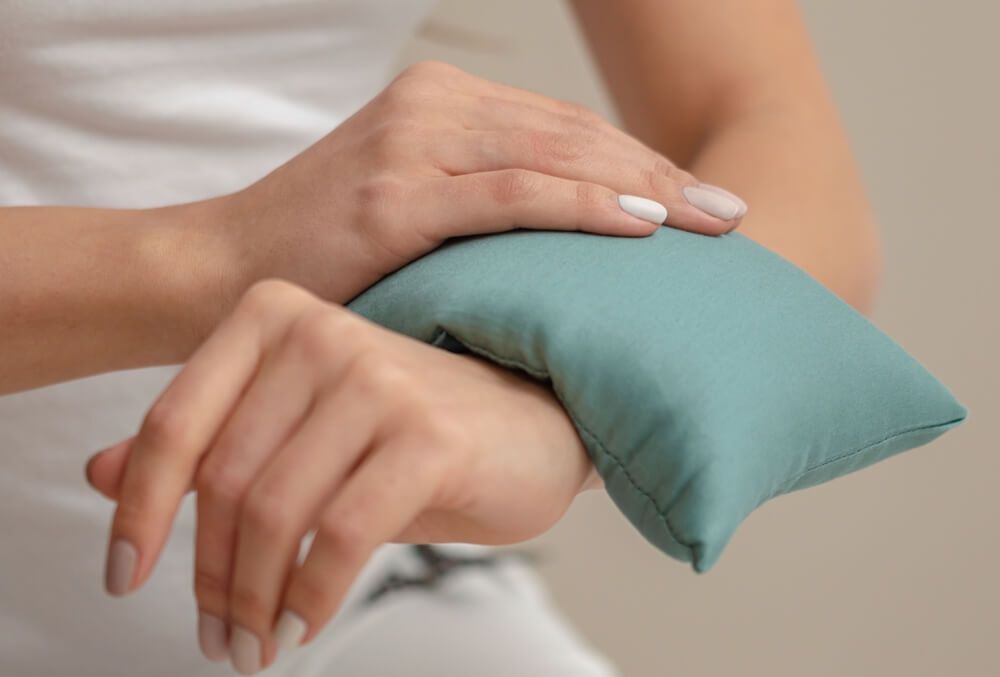 tay chân bị lột da là thiếu chất gì cách phục hồi da tay chân bị bong tróc hiệu quả chườm lạnh