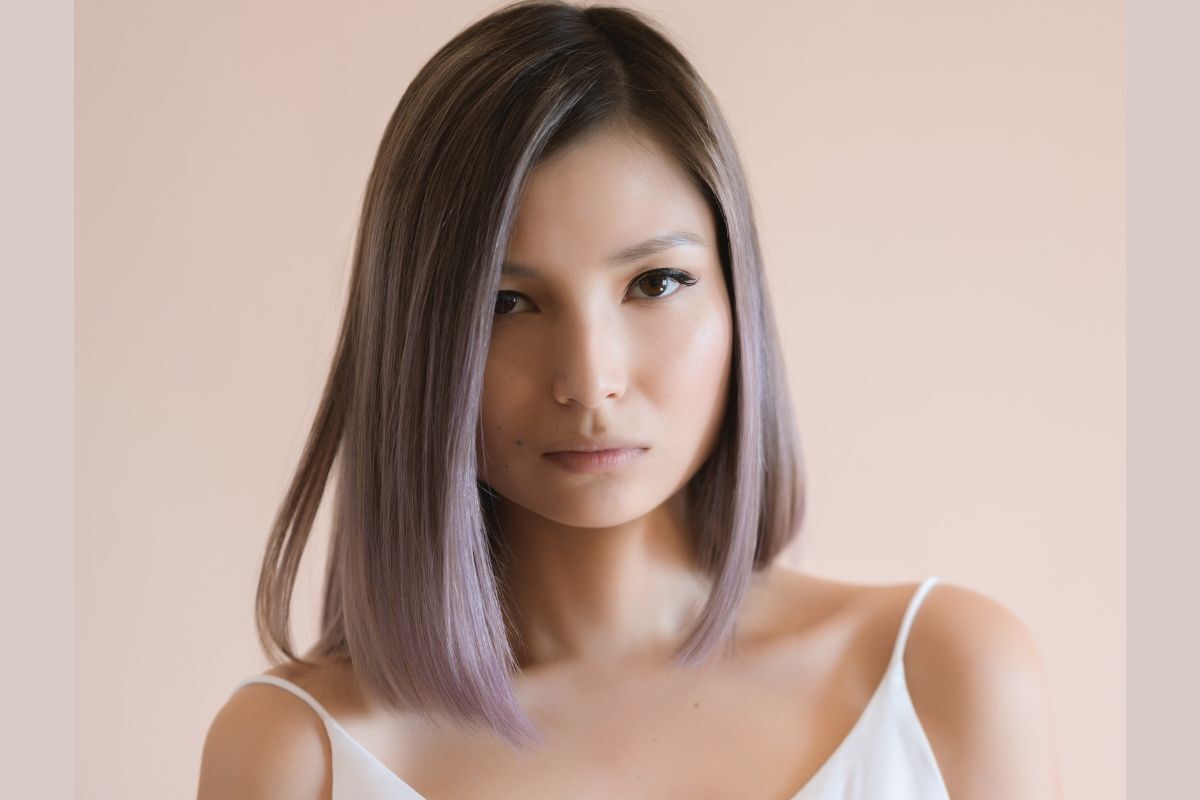 Kiểu nhuộm tóc màu xám tro cô gái mặc áo hai dây màu trắng