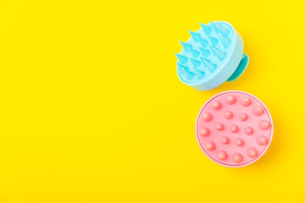 chăm sóc tóc mùa Hè chải tóc đúng cách