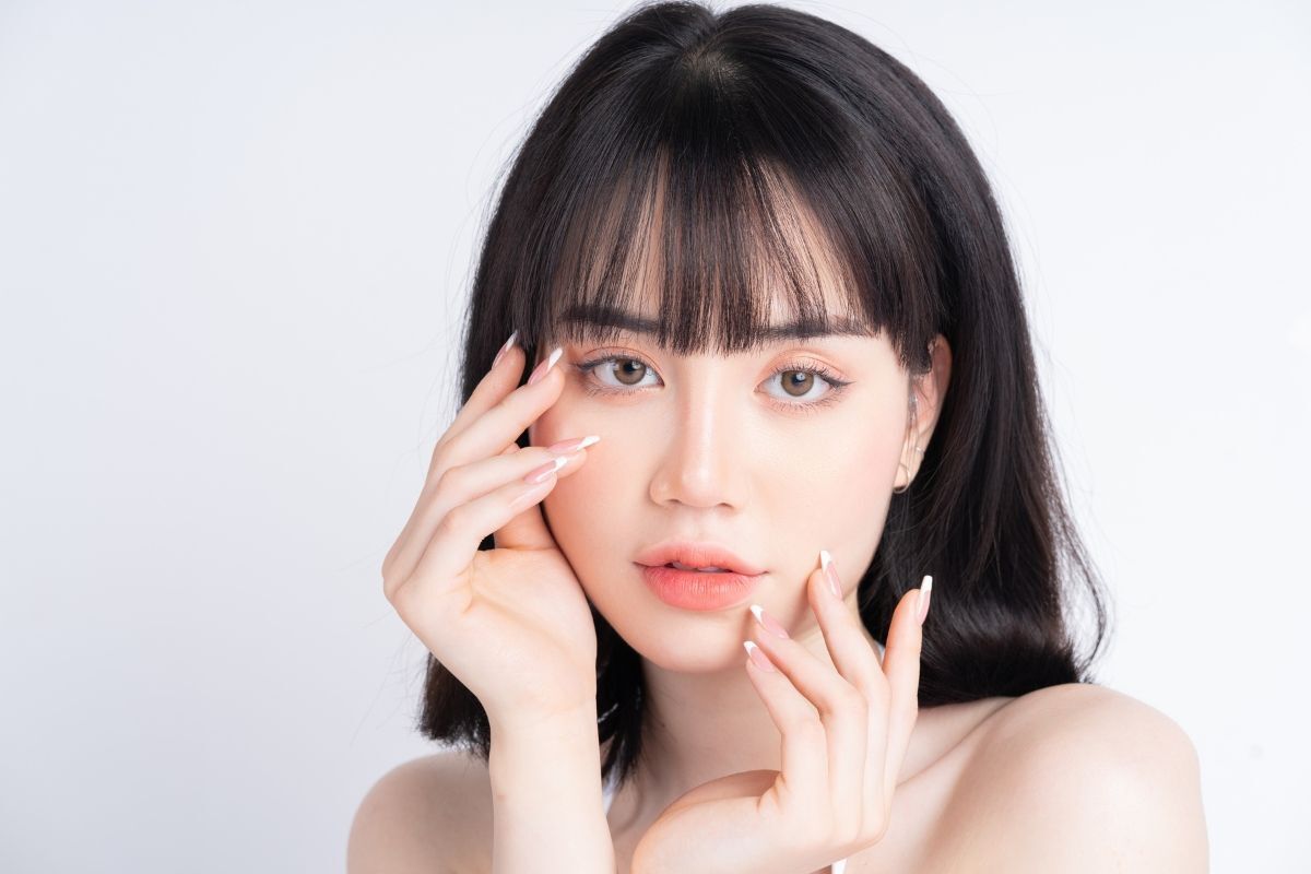 tóc ngắn nữ mặt tròn tóc ngang vai duỗi phồng