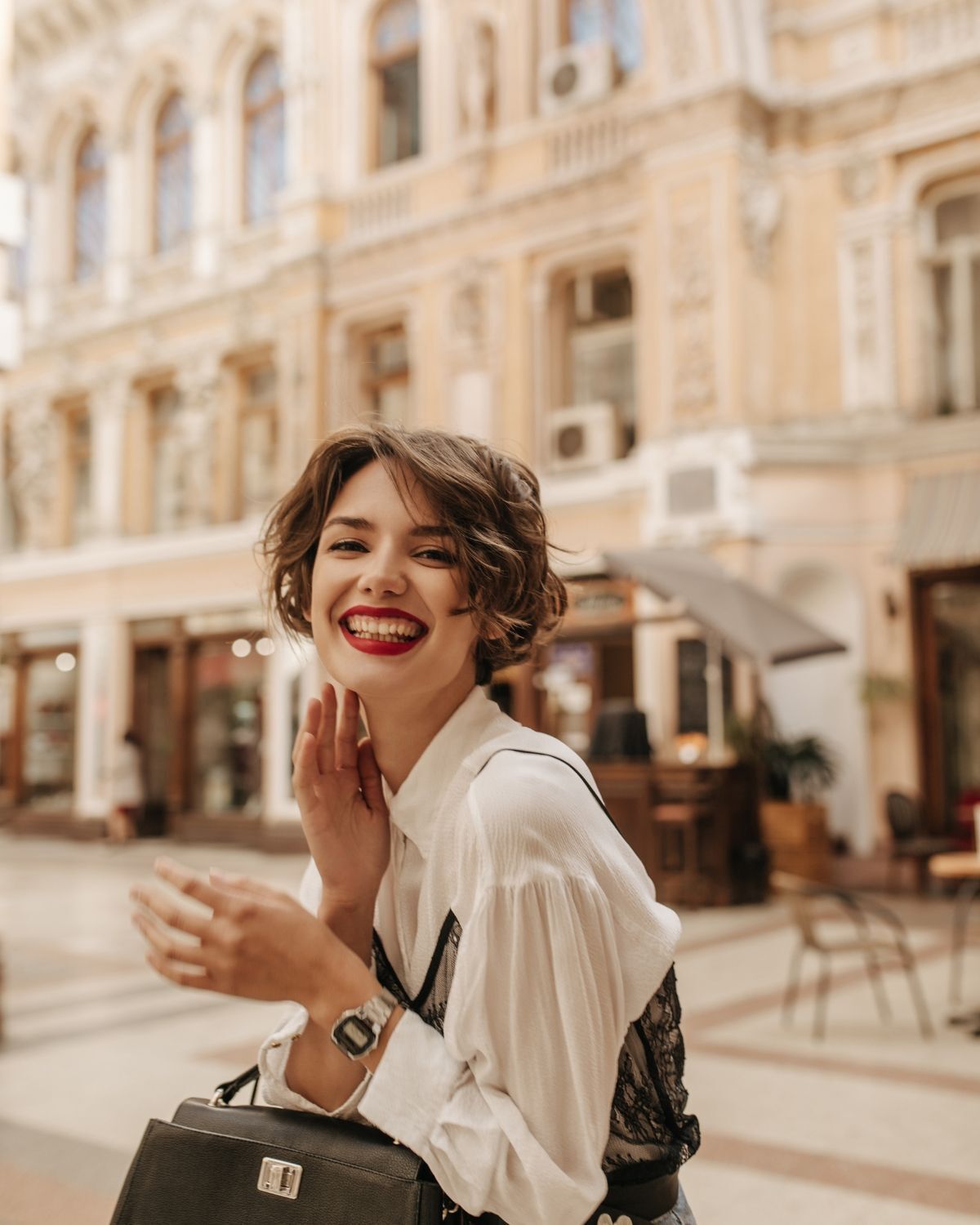 tóc ngắn cho mặt tròn tóc ngắn pixie uốn xoăn nhẹ
