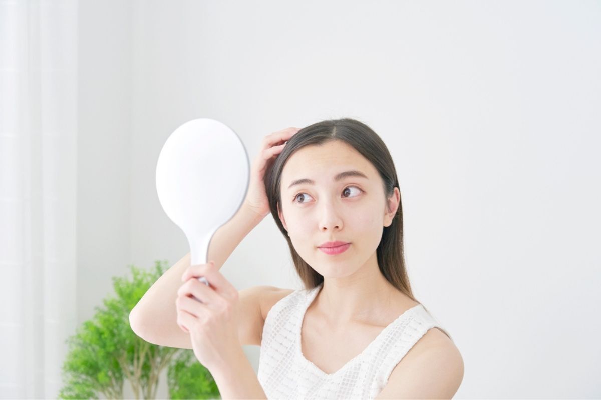 trị nấm da đầu tại nhà bằng chanh dấu hiệu nhận biết nấm da đầu cô gái soi gương và chạm tay vào da đầu