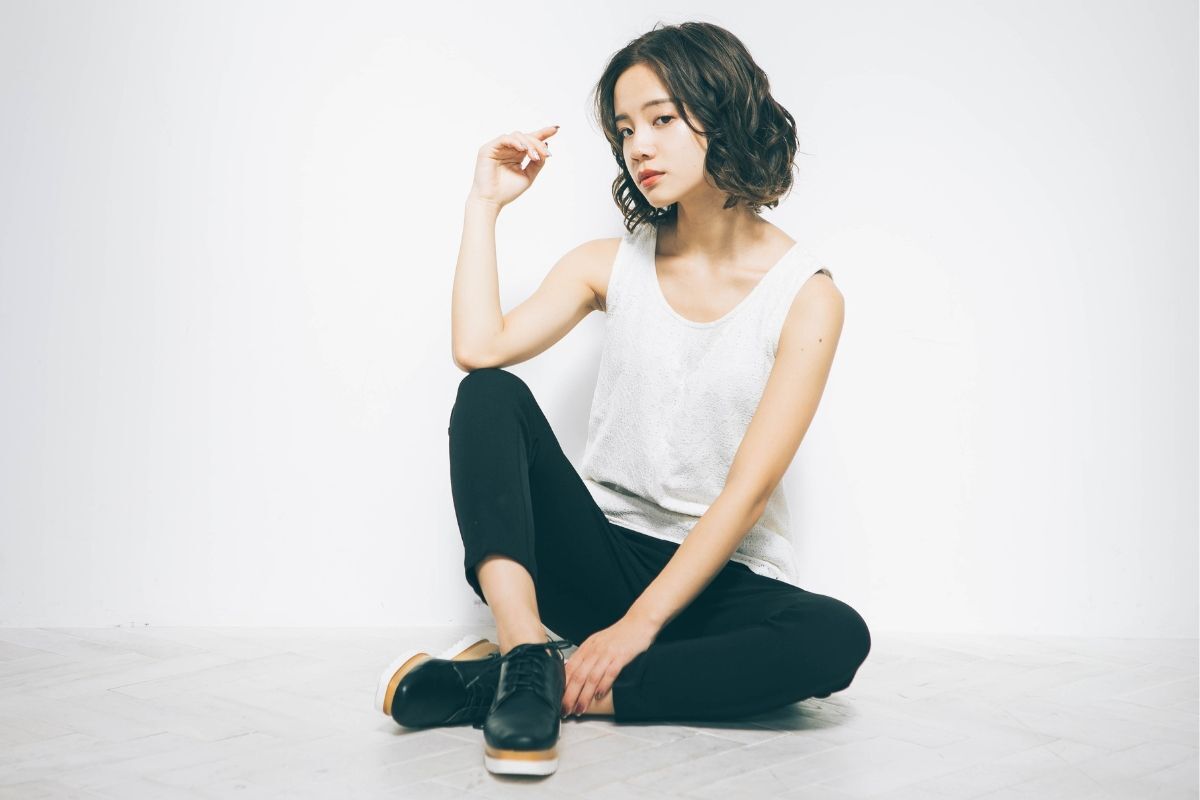 Tạo dáng chụp ảnh cá tính với tư thế dựa tường