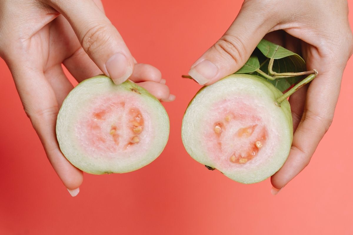 Quả ổi bị bổ đôi bên trong có màu hồng nhạt 