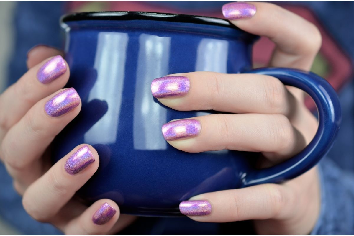 nail màu tím bàn tay cầm ly màu xnah dương móng tay màu tím trơn hologram