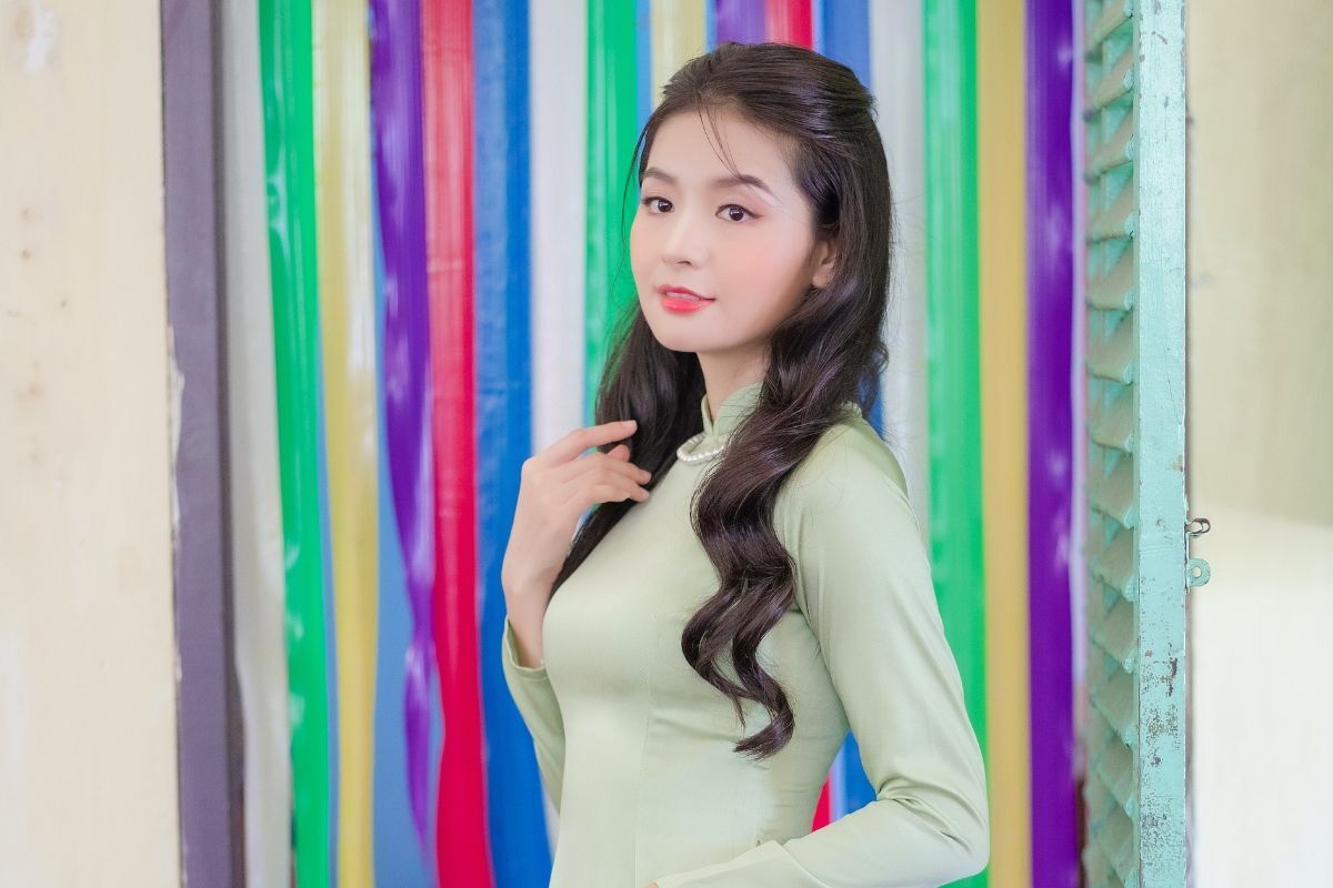 Tóc uốn lọn cô gái mặc áo dài màu xanh bạc hà 