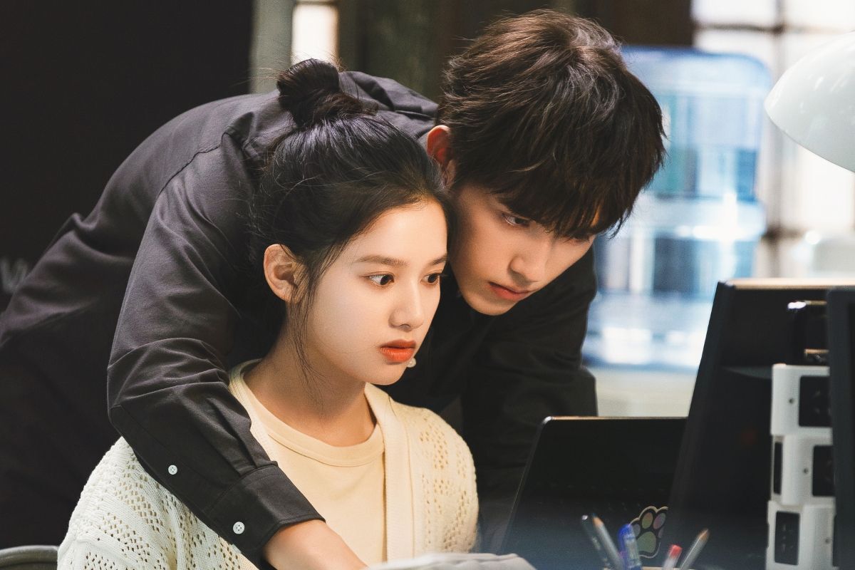 Sức hút dàn diễn viên chiếc bật lửa và váy công chúa Trần Phi Vũ ôm từ phía sau Trương Tịnh Nghi