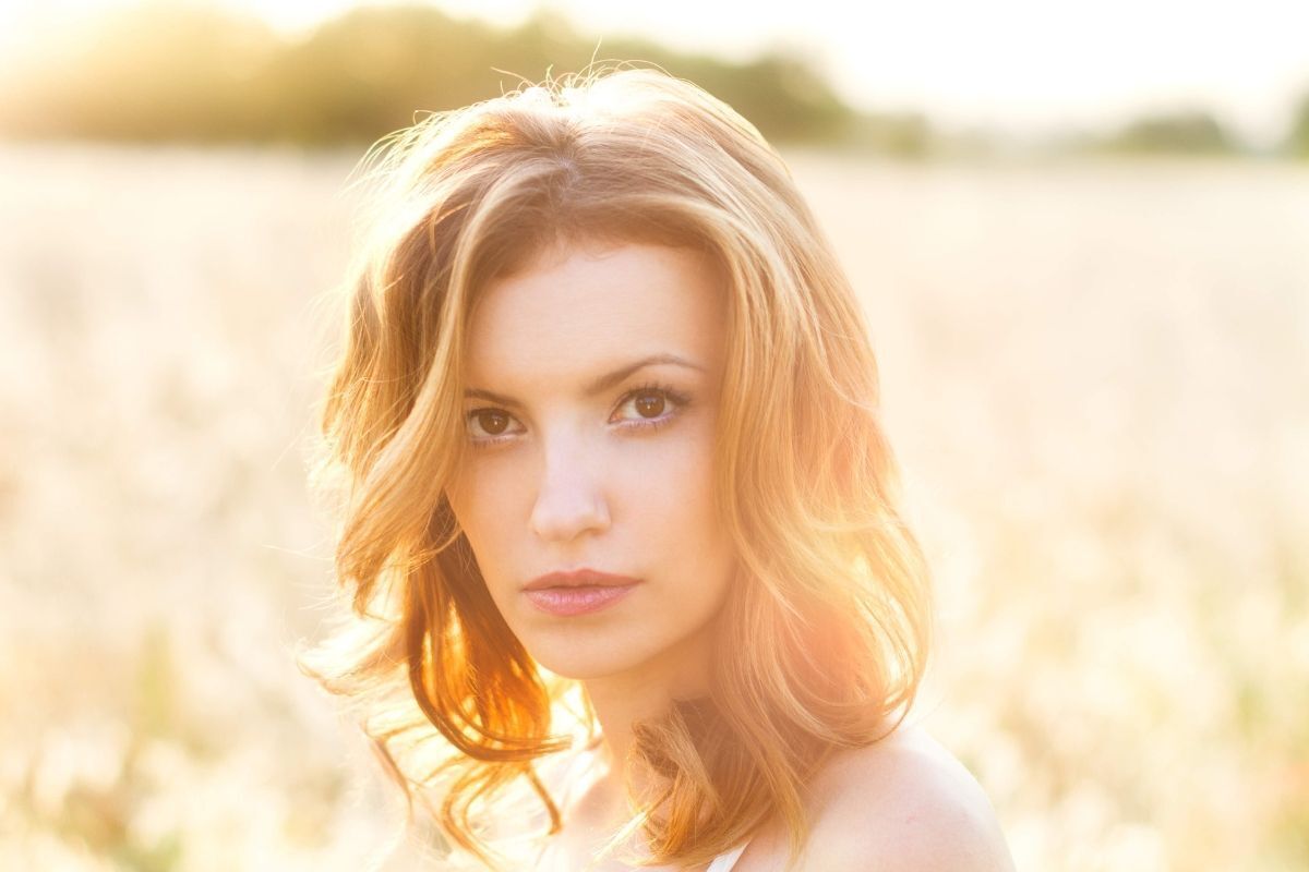 kiểu tóc màu vàng đẹp cô gái dạo chơi giữa vườn đẹp ánh nắng mặt trời