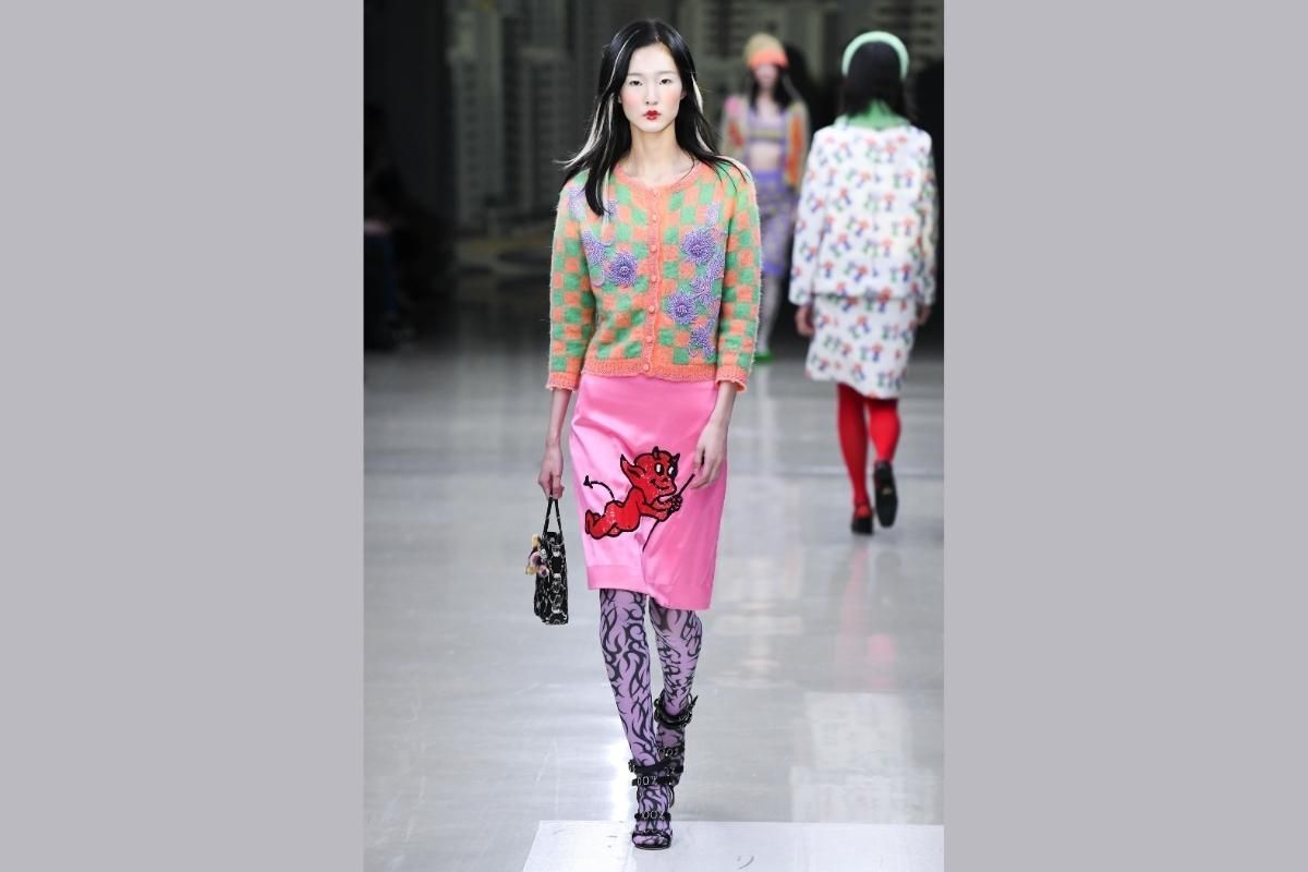 Grunge Style là gì người mẫu đang trình diễn trên sàn runway