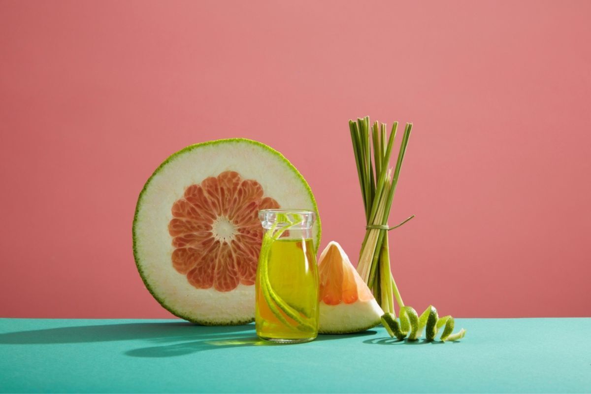 trị nấm da đầu tại nhà bằng chanh cách trị nấm da đầu bằng chanh, vỏ bưởi và sả cây chai thủy tinh, sả tươi, lát bưởi hồng và vỏ bưởi trên nền hồng