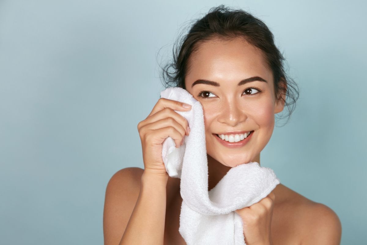 Làm sạch và lau khô da