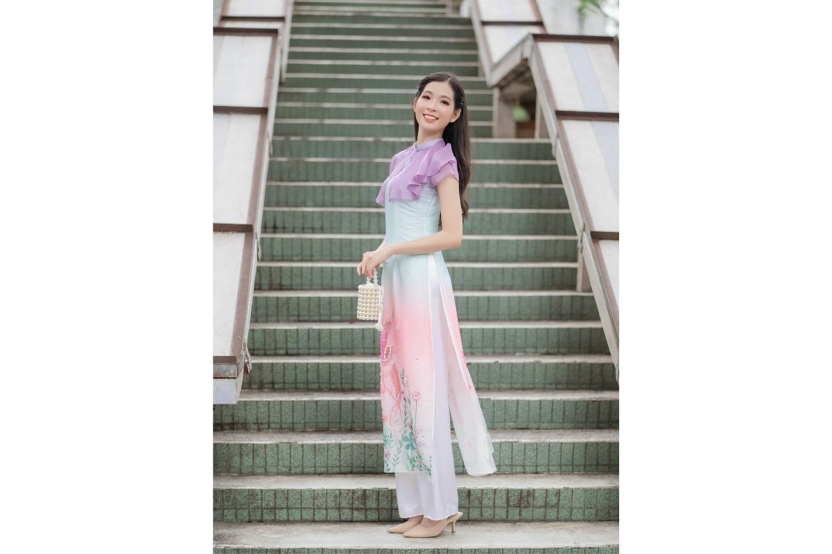 áo dài lụa cô gái tóc đen dài mặc áo dài lụa cách tân chụp ngoài trời đứng trước những bậc thang