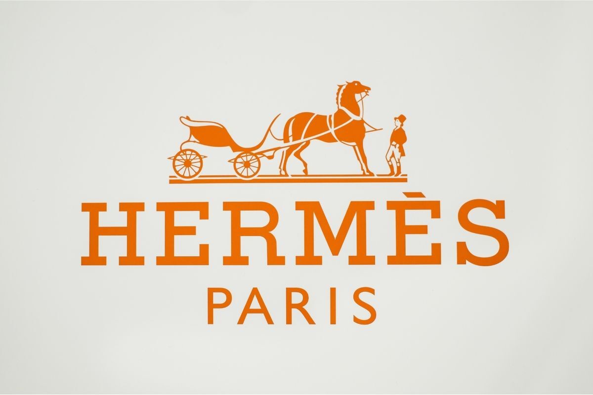 logo các thương hiệu thời trang nổi tiếng hermes màu cam trên nền trắng