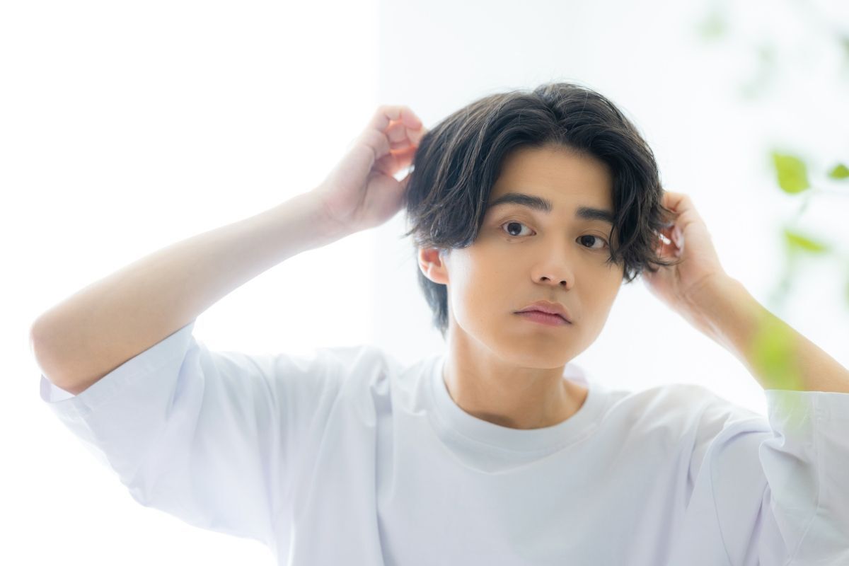 tóc side part nam chàng trai áo trắng tóc hai mái hai tay chạm vào tóc