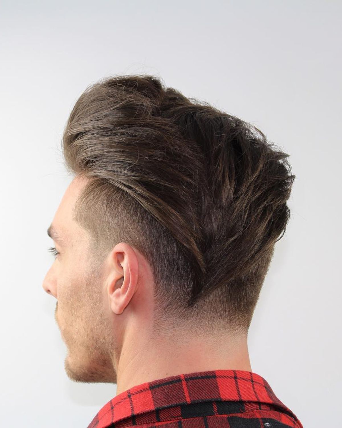 kiểu tóc undercut nam tóc undercut là gì ảnh chụp phía sau gáy một chàng trai mặc áo kẻ caro màu đỏ