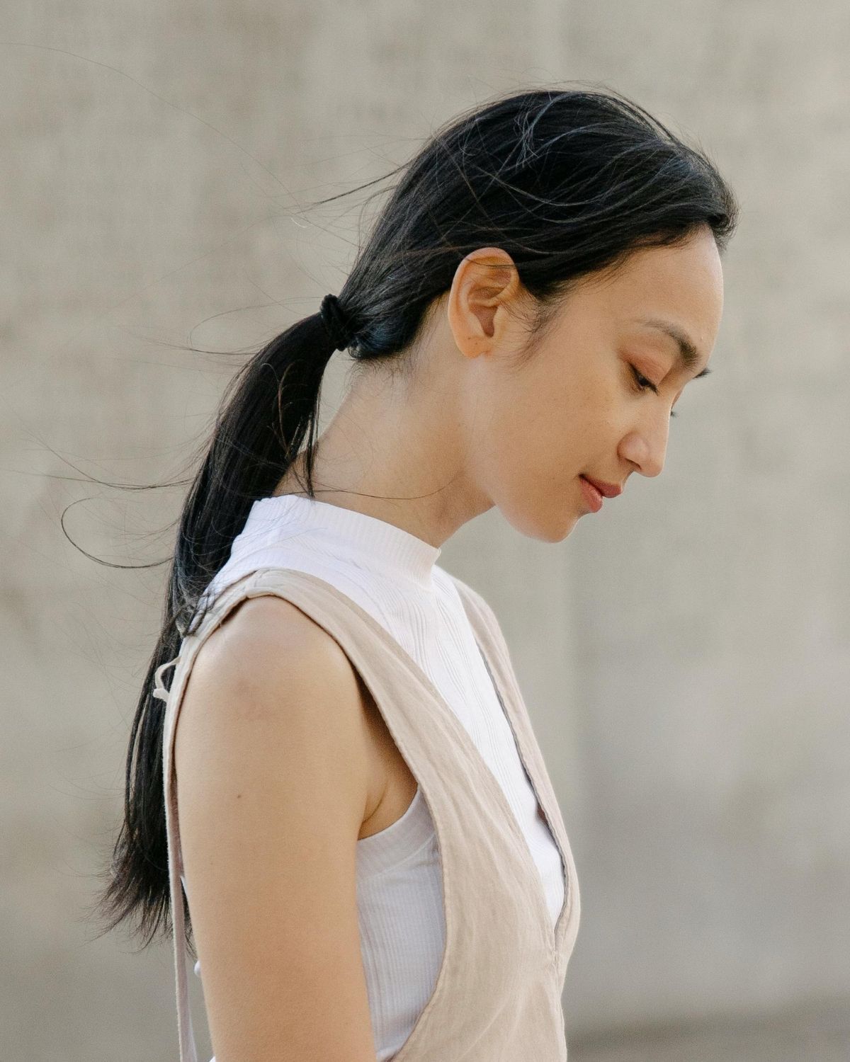 buộc tóc thấp sau gáy 