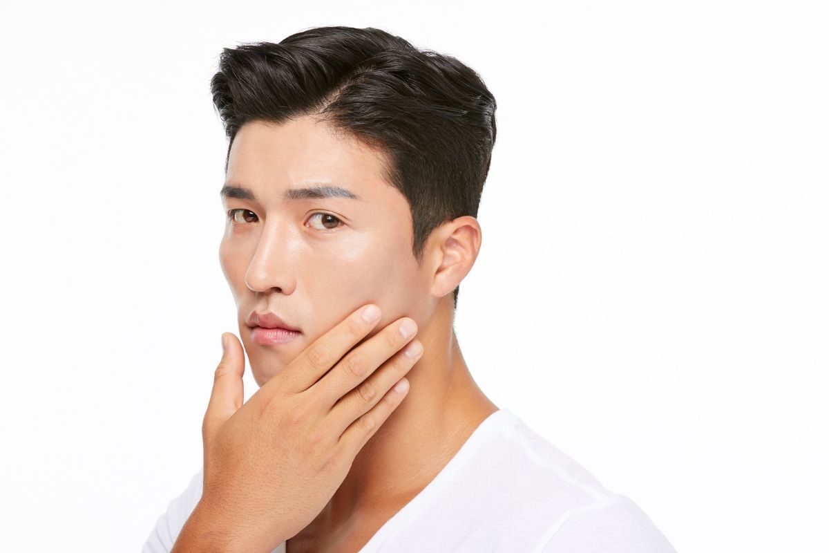 kiểu tóc undercut nam ngắn rẽ ngôi 