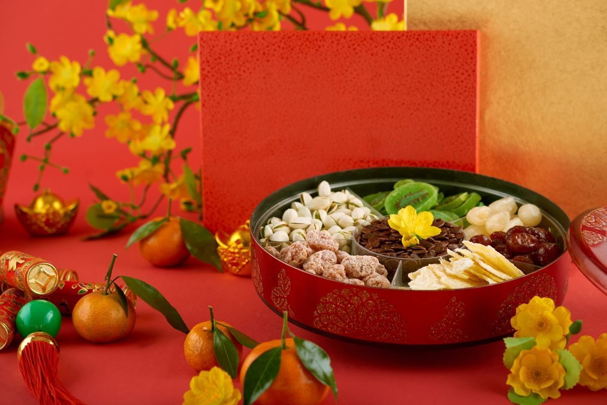 Còn bao nhiêu ngày nữa đến Tết 2023 khay mứt hạt dưa và bánh kẹo ngày Tết