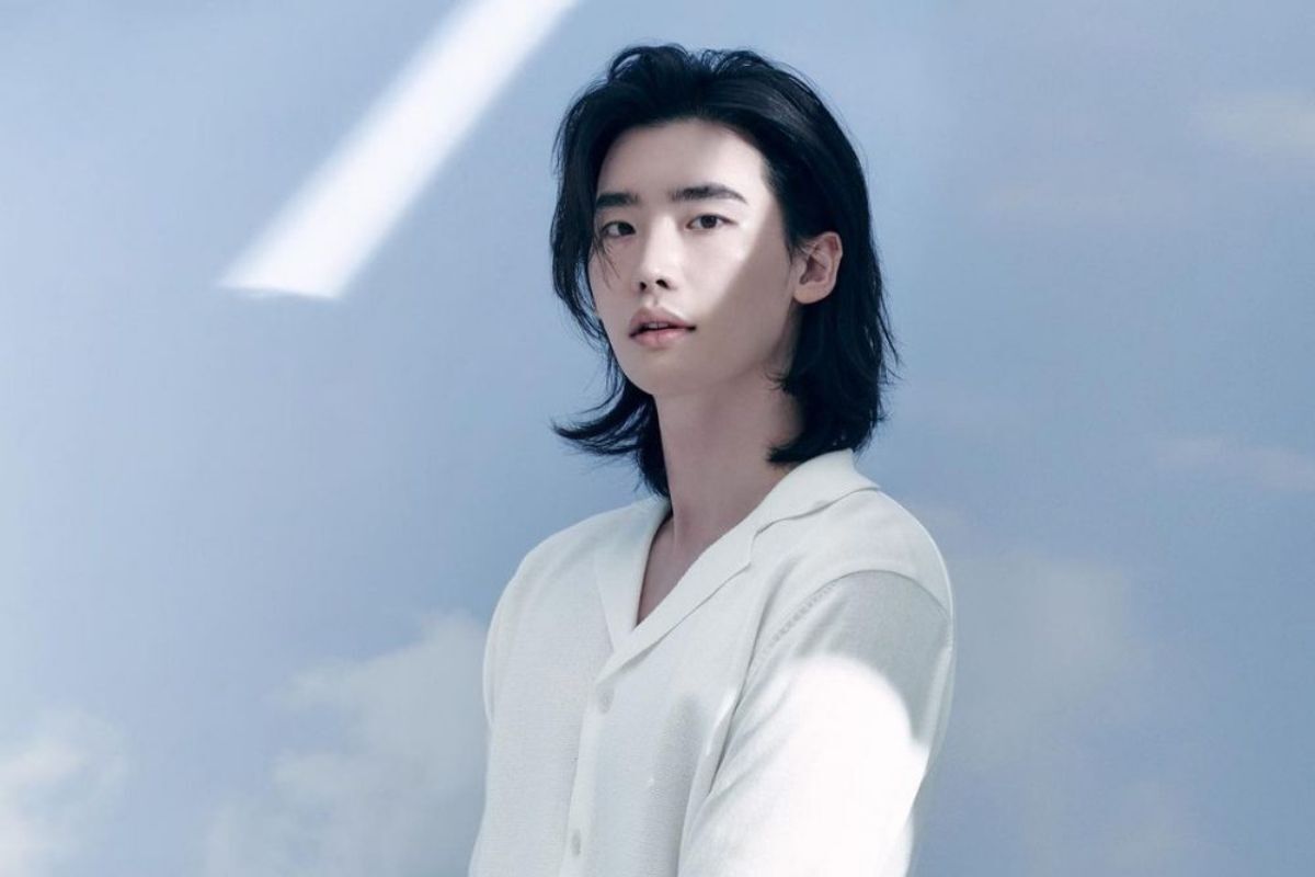 Chiêm ngưỡng các kiểu tóc hot nhất của tài tử Lee Jong Suk nam chính phim Big Mouth tóc bà thím mặc áo trắng trên nền xanh dương