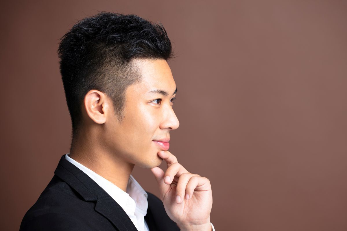 Tóc short quiff cạo hai bên cho mặt vuông 