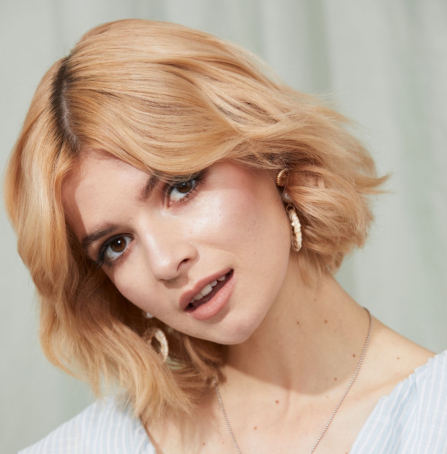 Kiểu tóc nữ 2024 tóc ngắn uốn sóng lơi thời thượng