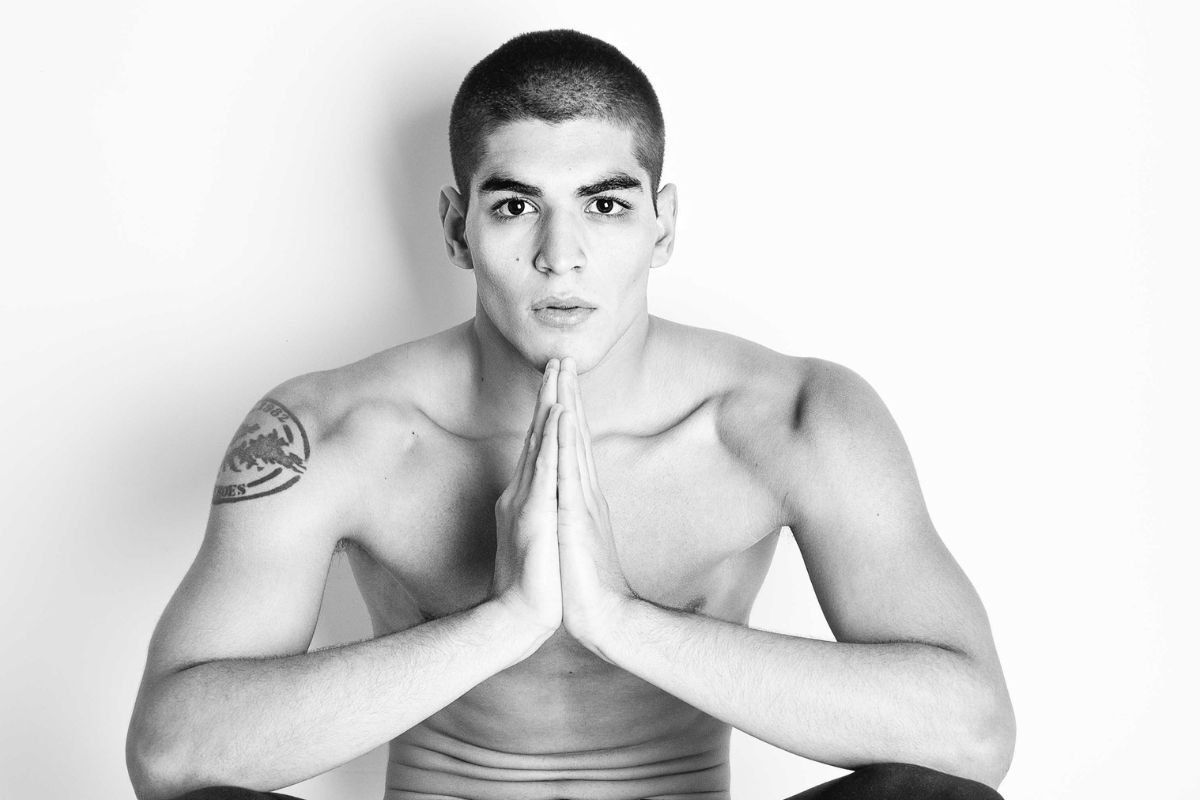 tóc lính thủy đánh bộ chàng trai đang ngồi chắp tay trên hình nền đen trắng