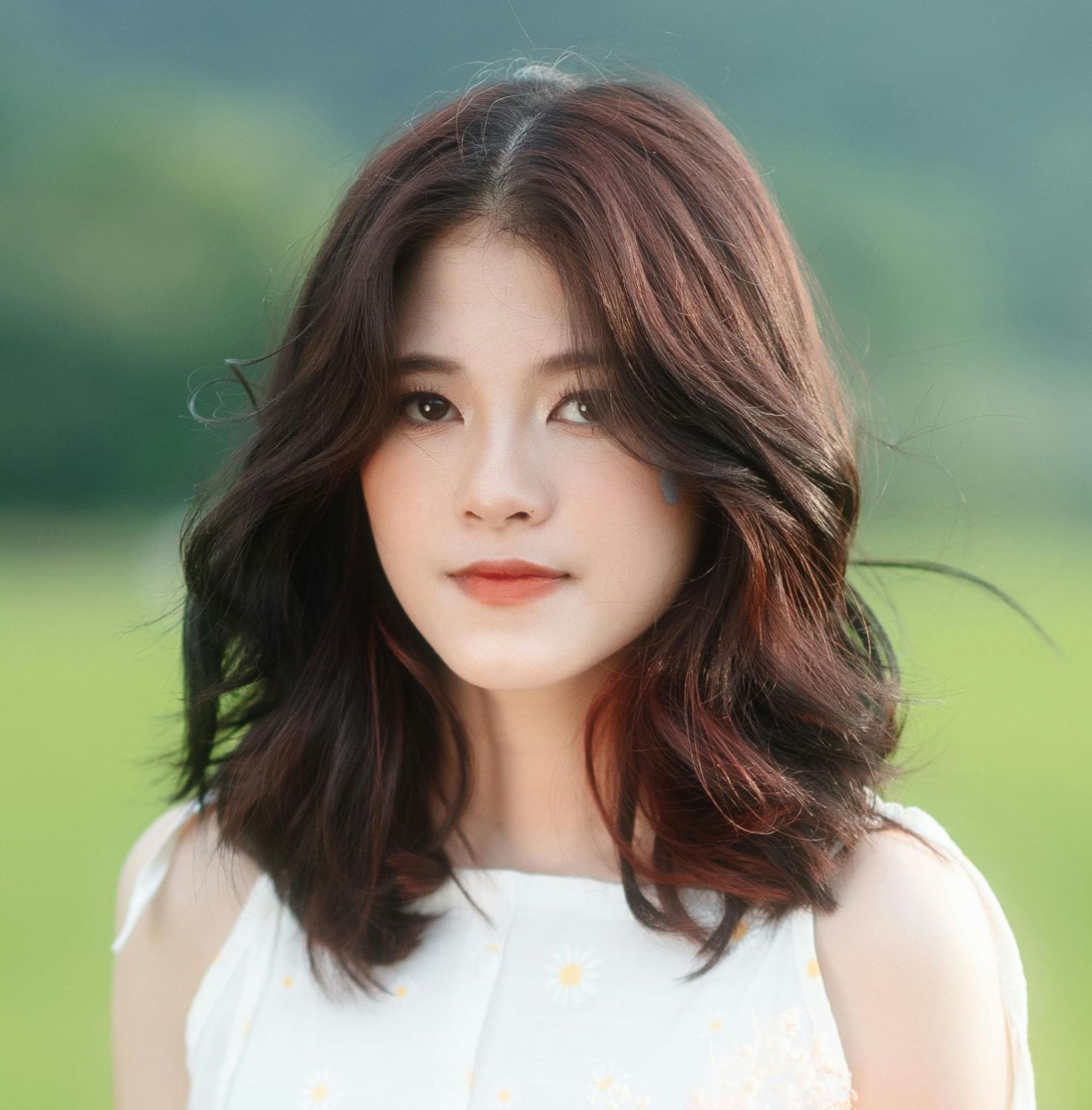 Kiểu tóc nữ 2024 tóc ngắn uốn sóng lơi thời thượng