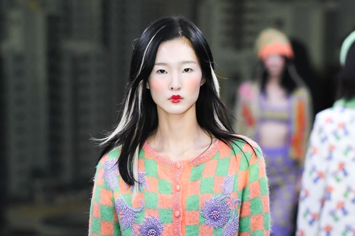 tóc gẩy light người mẫu nữ đang cat walk trên sàn diễn