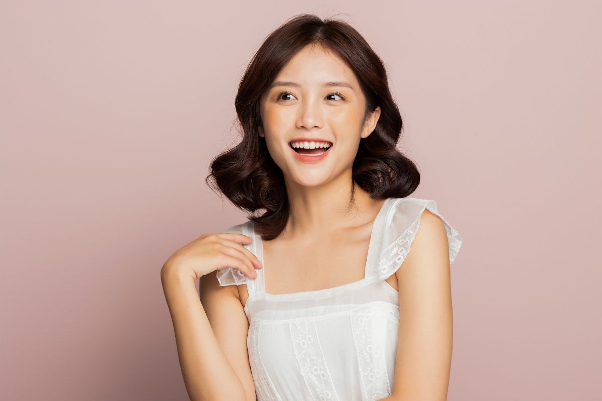 Kiểu tóc nữ 2024 - Tóc xoăn ngắn uốn đuôi đẹp