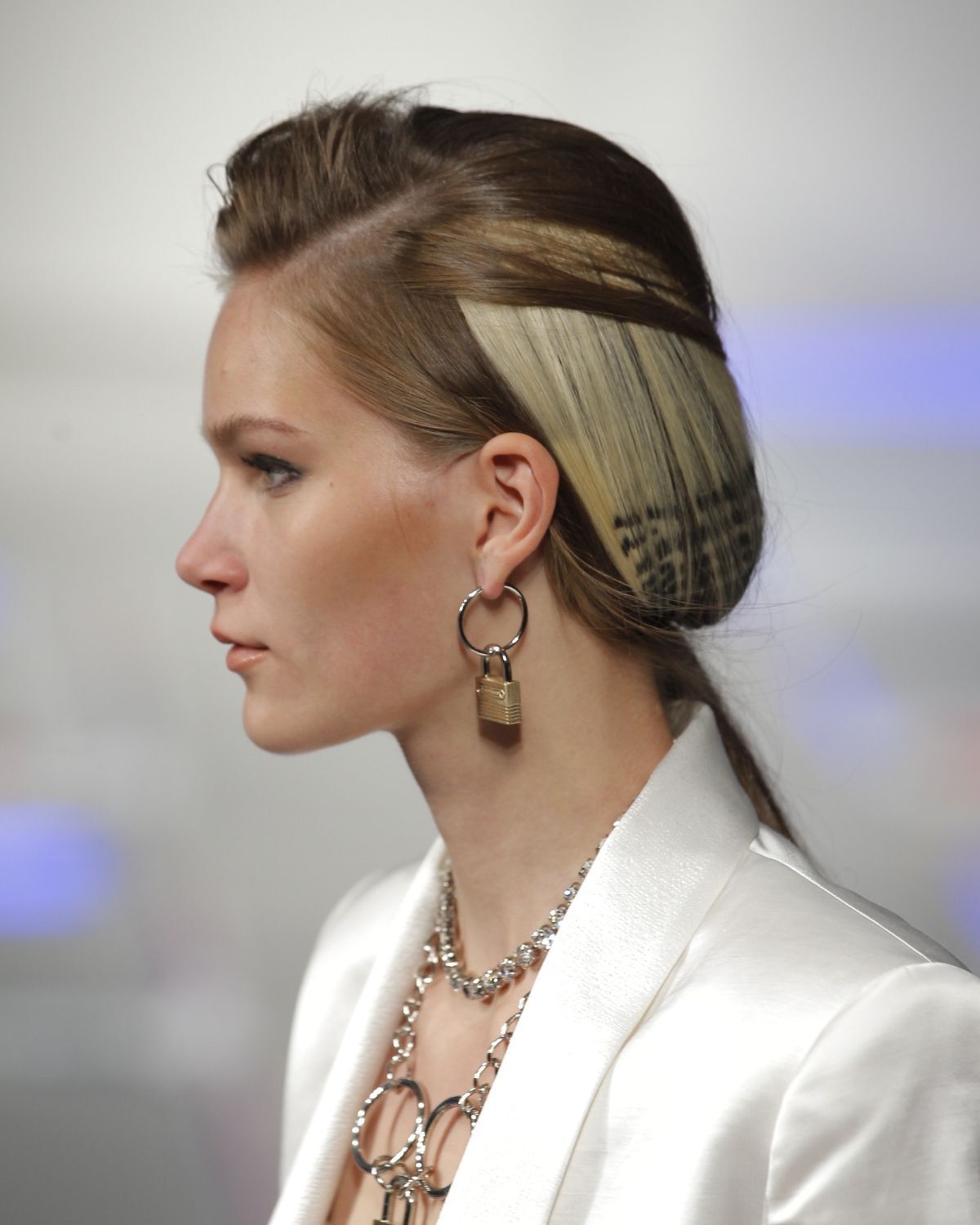 tóc gẩy light bạch kim ẩn sau gáy