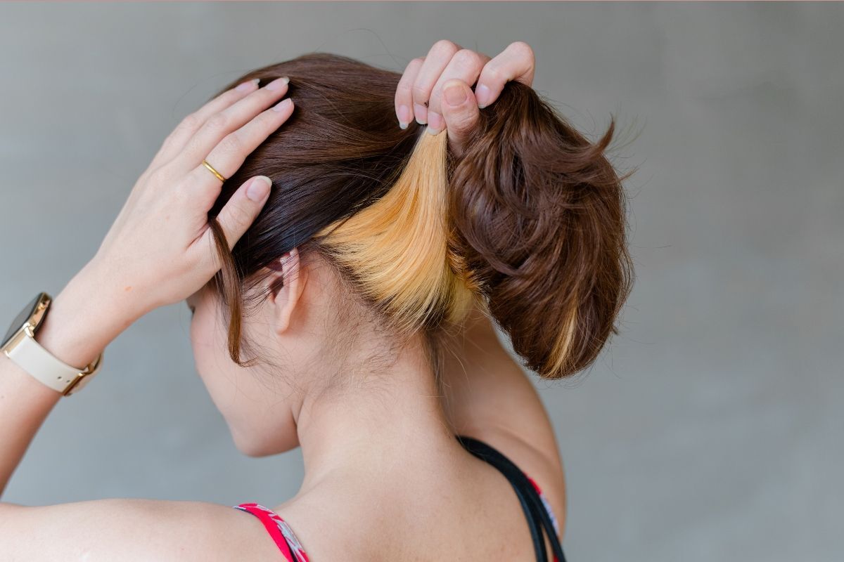 Gẩy light tóc ngắn phía sau màu vàng đang buộc tóc