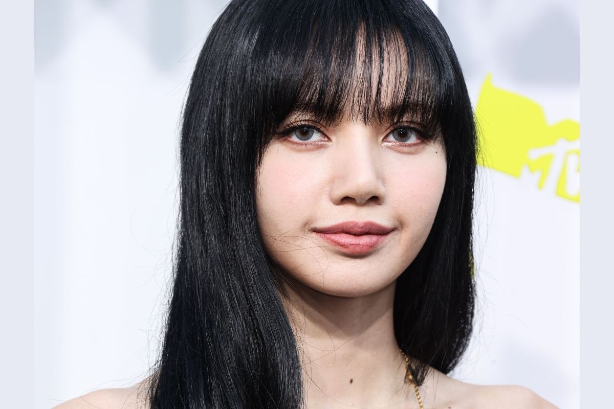 Kiểu tóc Lisa Blackpink tóc đen thẳng mái bằng Lisa chụp hình tại sự kiện