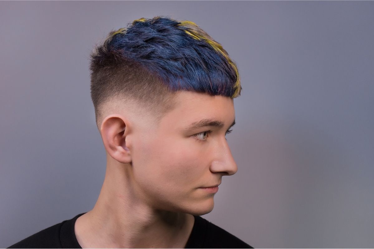tóc crop nam đẹp chàng trai tóc nhuộm hai màu nhìn nghiêng