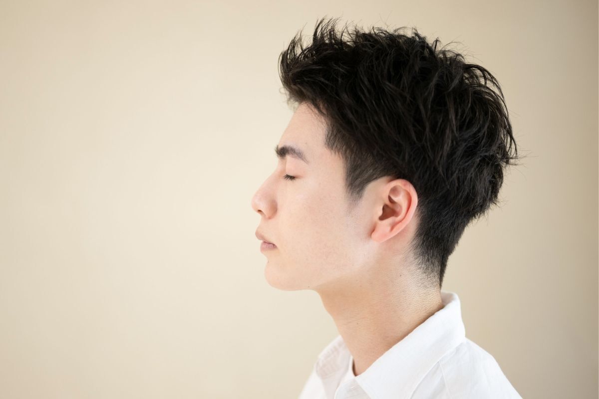 Tóc layer nam ngắn có phần mái vuốt dựng lên cho mặt tròn