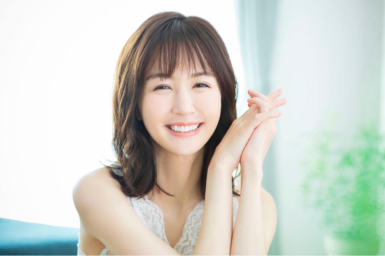 Tóc xoăn ngang vai mái ngang