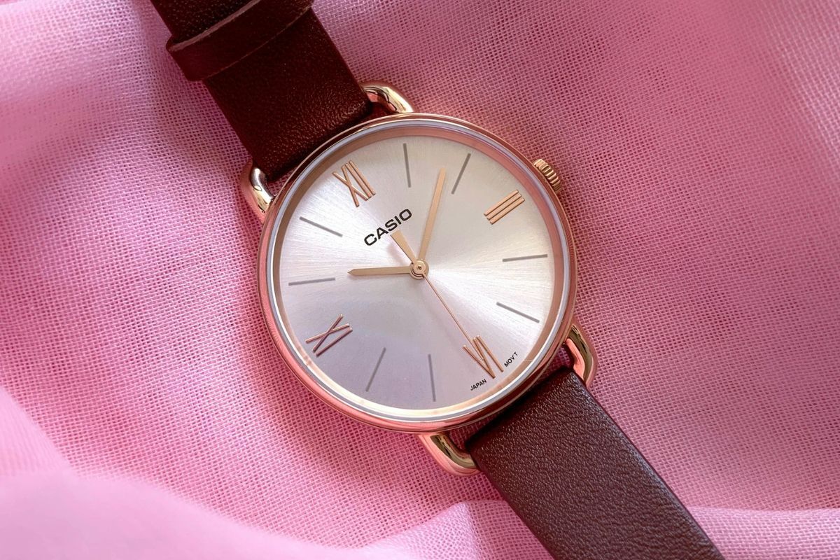 Đồng hồ nữ casio mặt hình tròn dây đeo da nâu