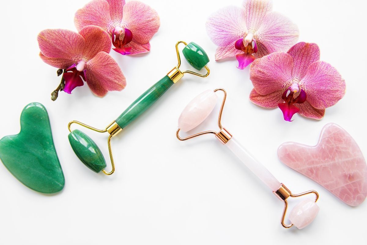 cách massage mặt thanh lăn ngọc bích 