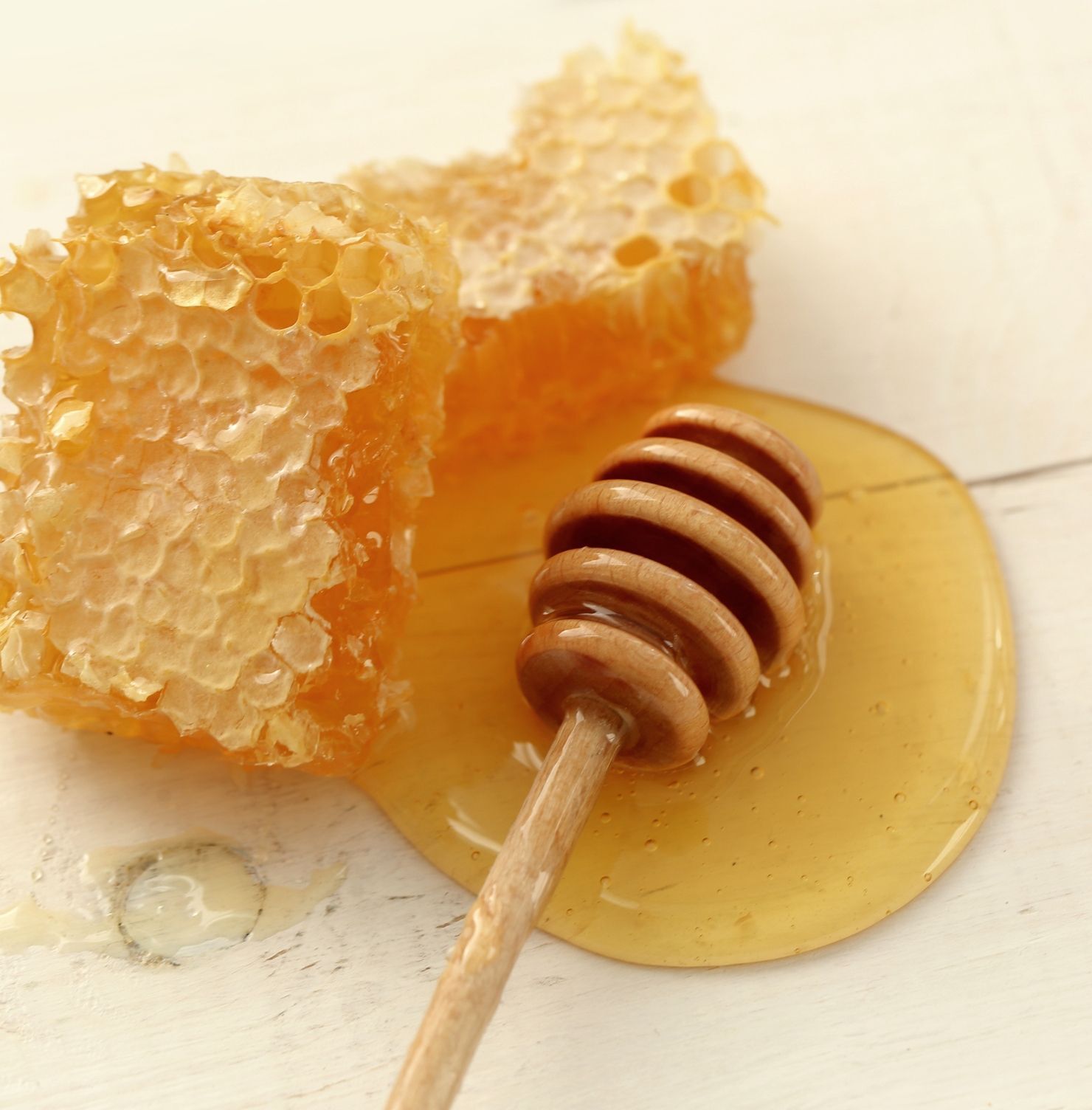 Cách trị thâm đầu gối và khuỷu tay bằng mật ong 