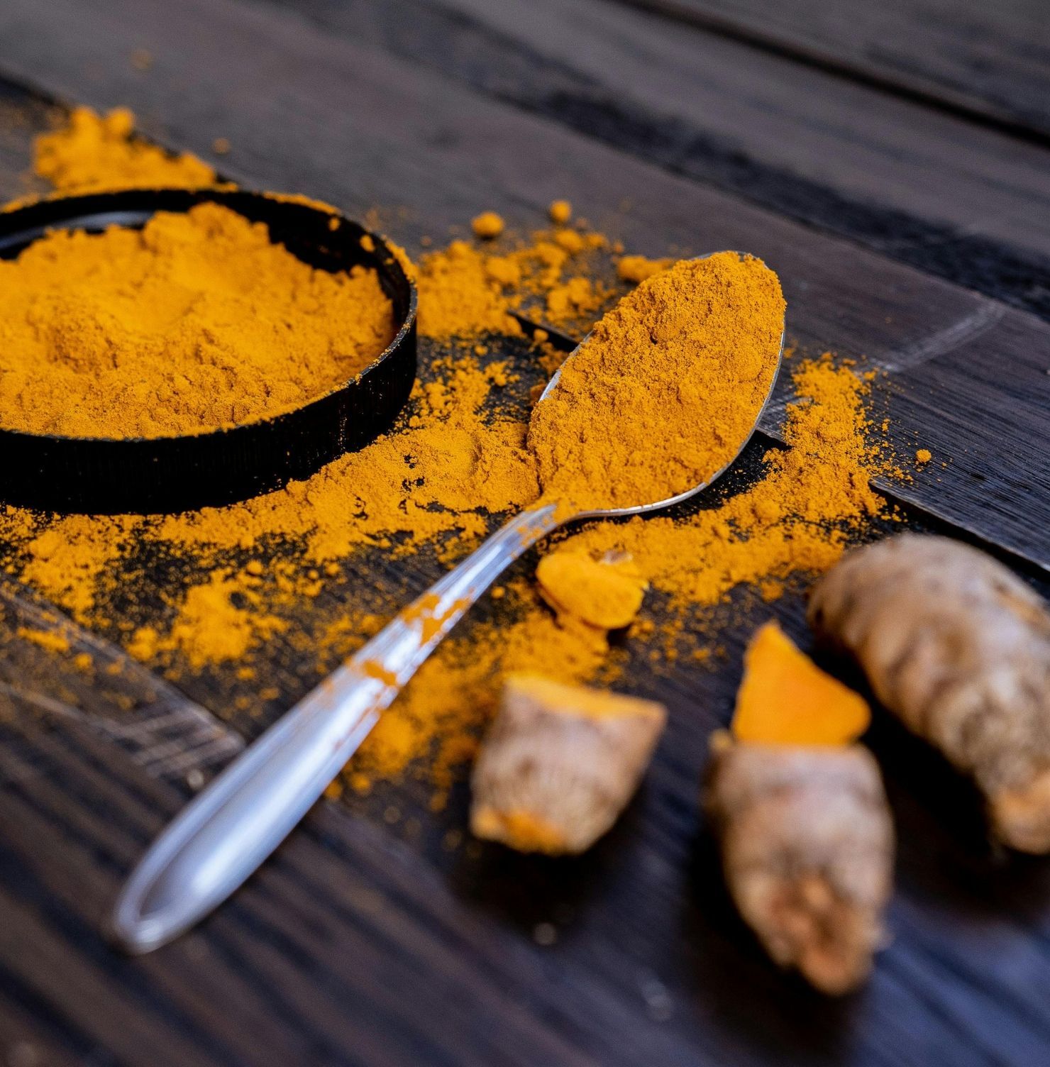 Cách trị thâm đầu gối bằng tinh bột nghệ