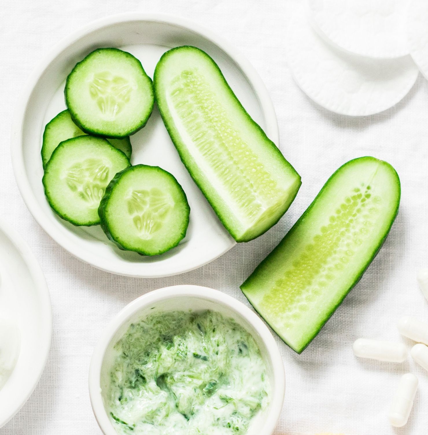 Cách trị thâm đầu gối bằng dưa chuột cắt lát