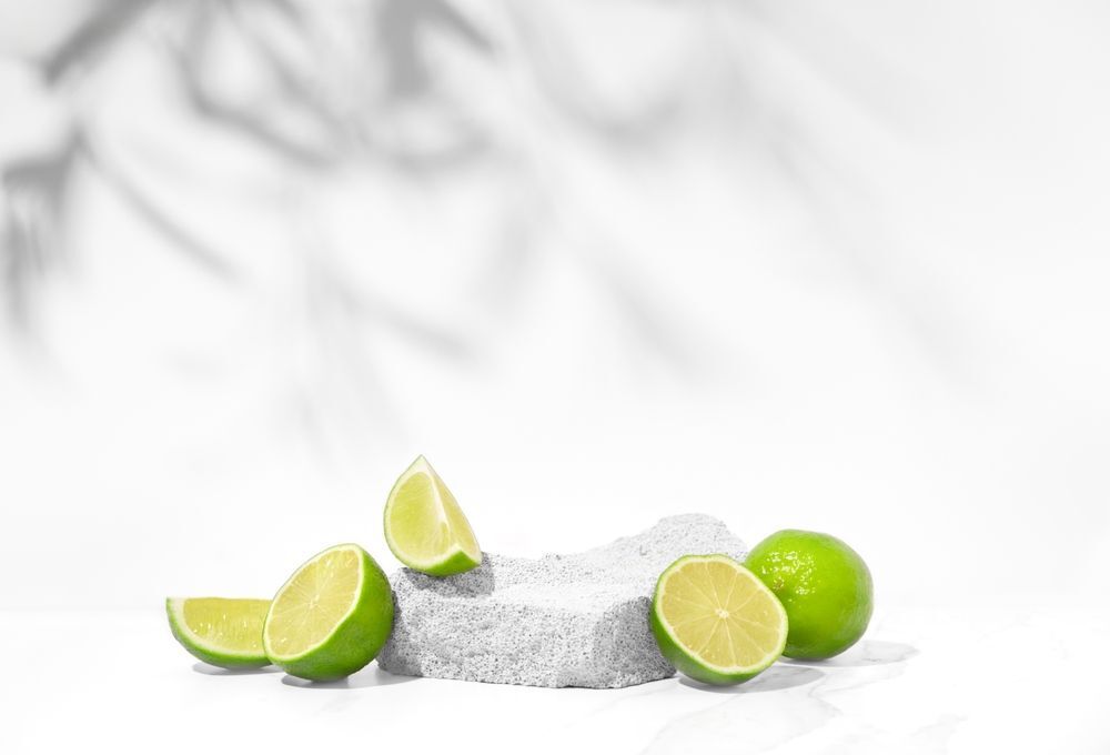 tại sao gội đầu xong vẫn có gàu cô gái các lát chanh cắt đôi nằm ở trên và kế bên cục đá