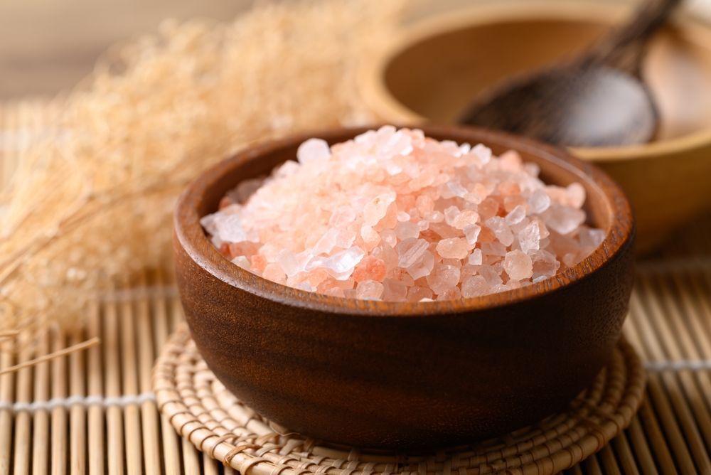 tại sao gội đầu xong vẫn có gàu muối hồng đựng trong tô bằng gỗ chụp cận