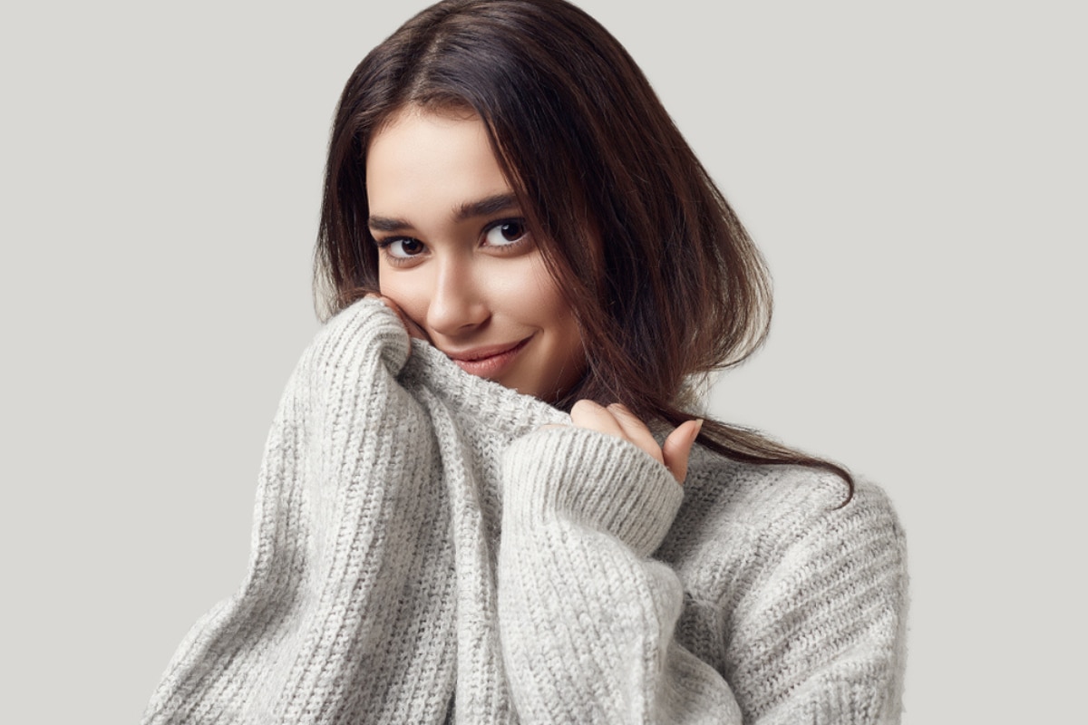 Cô gái có da đầu khô mặc áo len mùa đông