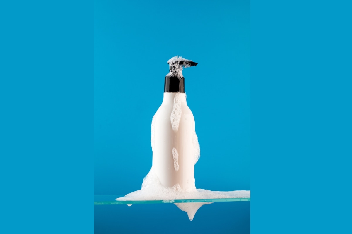 Chai dầu gội cho da đầu bị khô xung quanh có bọt xà phòng