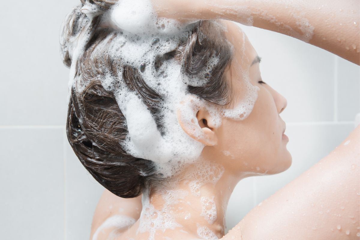 cách gội đầu lâu bết 