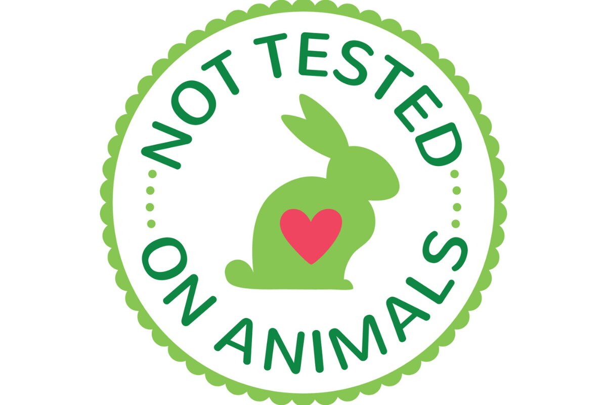 mỹ phẩm thiên nhiên không thử nghiệm trên động vật logo not tested on animal với hình chú thỏ màu xanh lá chính giữa cùng trái tim màu hồng